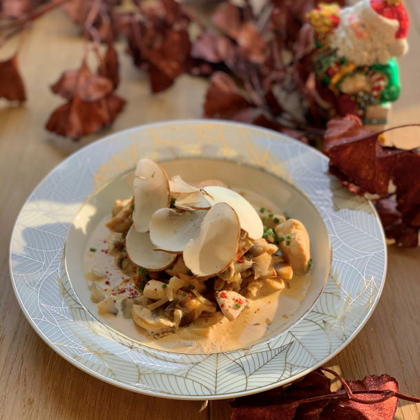 Cocotte de volaille aux champignons et marrons, sauce vin jaune