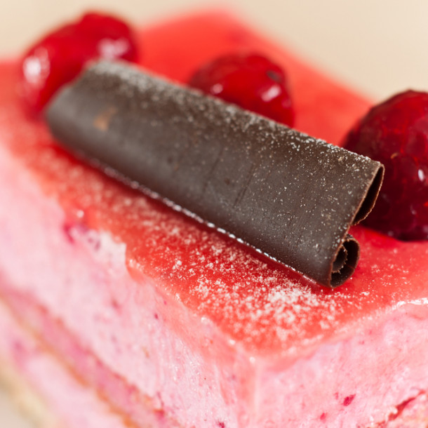 Coeur à la mousse de lychees, coulis de confiture lychees et framboise à la rose