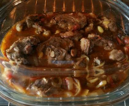 Collier d'agneau au four sur lit de légumes et ses raisins