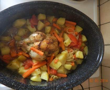 Coquelet dans son jus, pommes de terre et carottes