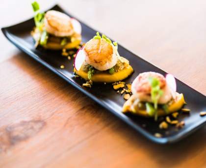 Coquilles Saint-Jacques à la mangue et au pesto