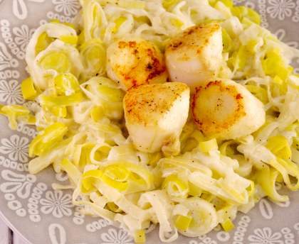 Coquilles Saint Jacques sur lit de poireaux
