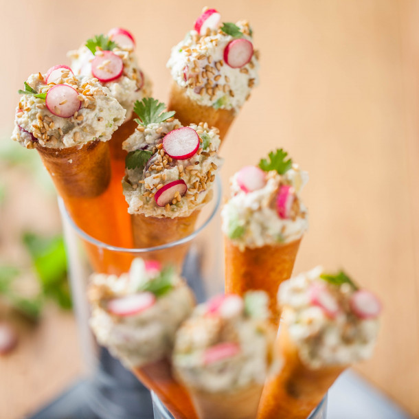 Cornets croustillants à la ricotta, avocat et radis
