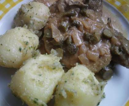 Côte de porc charcutière aux pommes de terre pelées et choux de Bruxelles