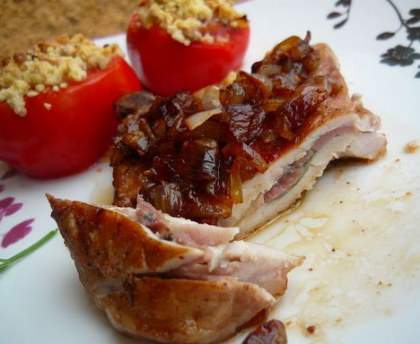 Côtes de porc au gorgonzola et tomates en crumble