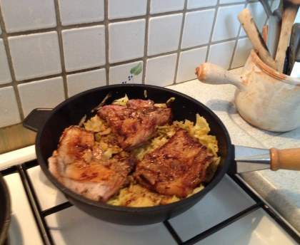 Côtes de porc au poivre et au chou