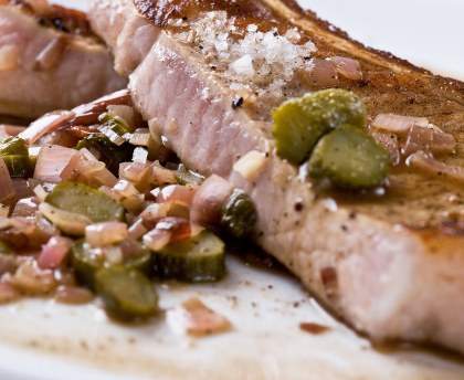 Côtes de porc aux échalotes et cornichons
