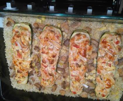 Courgettes farcies au saumon fumé sur son lit de riz aux champignons 