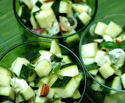 Courgettes marinées au chèvre et herbes fraîches