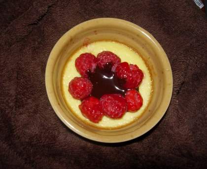 Crème aux oeufs couronnée de framboises et chocolat