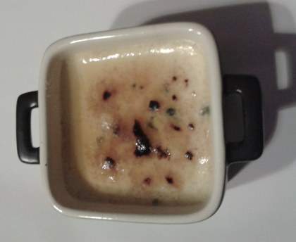 Crême brulée au roquefort et poire pochée au muscat