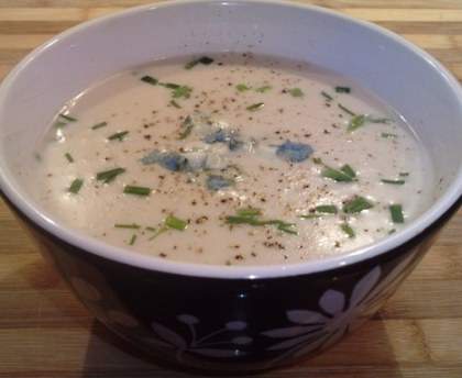 Crème de céleri rave au roquefort et aux noix
