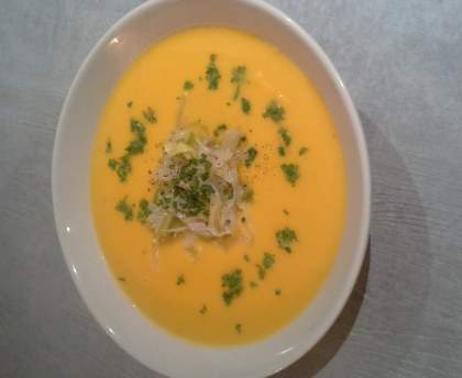 Crème de potimarron, julienne de poireaux et navets