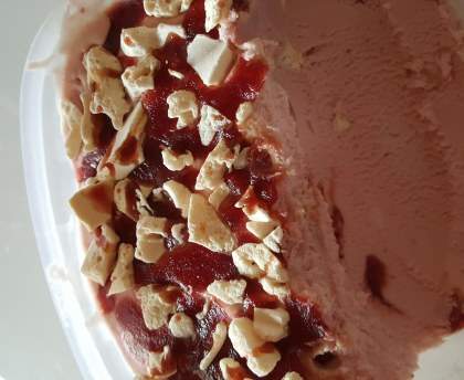 Crème glacée à la fraise et morceaux de meringue