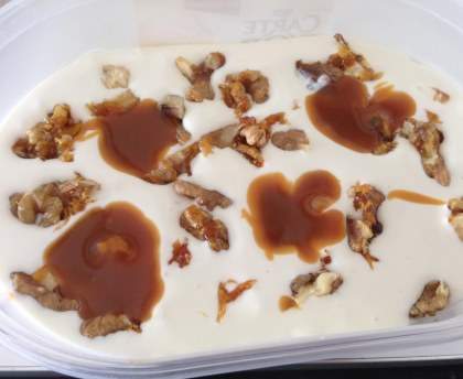 Crème glacée aux noix caramélisées et caramel au beurre salé
