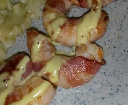 Crevettes lardées sauce moutardée