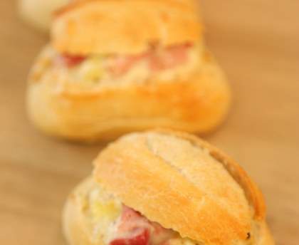Crochons (petits pains farcis au brie et jambon)