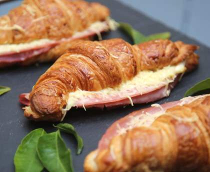 Croissant au jambon fromage