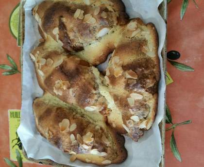 Croissants fourrés à la crème frangipane