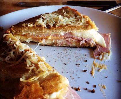 Croque-Monsieur à la poêle (grilled cheese sandwich)