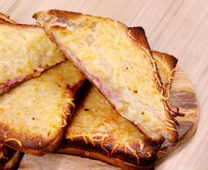 croque-monsieur à la sauce béchamel