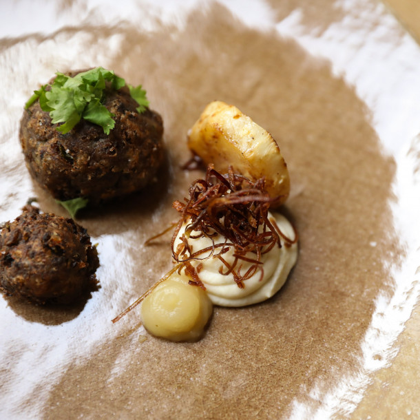 Croquette de bœuf, compote de pommes, chips de pommes, palet de céleri et jus de bœuf