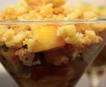 Crumble à la pêche et fleur d'oranger