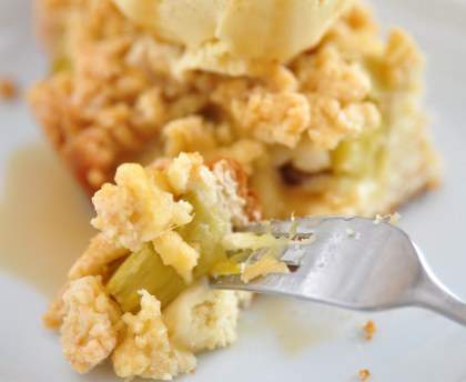 Crumble à la pomme et à la rhubarbe