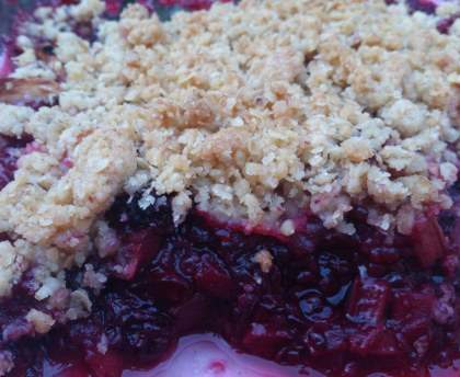 Crumble aux mûres et à la rhubarbe