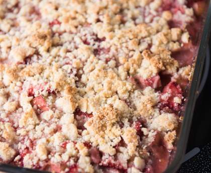 Crumble aux pêches et aux myrtilles