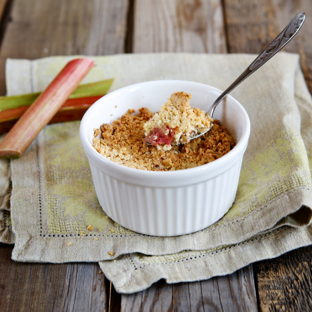 Crumble de rhubarbe à la noisette