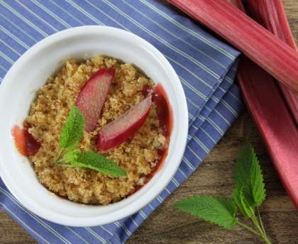 Crumble de rhubarbe, fraises et noix de coco