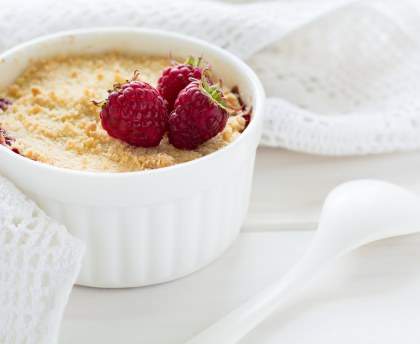 Crumble express aux framboises et au chocolat