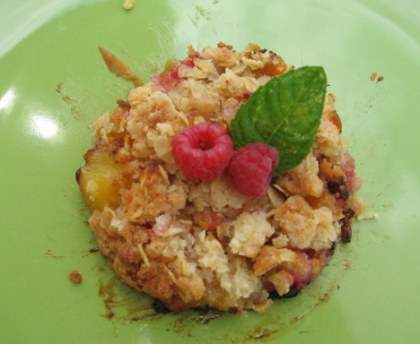 Crumble framboises, pêches, abricots