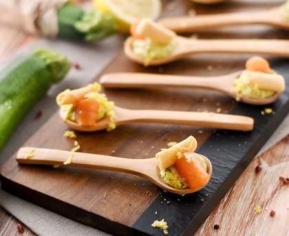Cuillère apéritive crème de courgette, truite fumée et Crêpes Fourrées Gavottes® au fromage La Vache qui rit®
