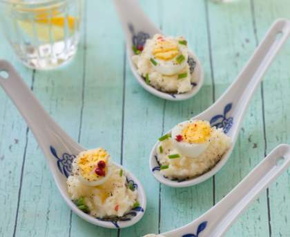 Cuillères apéritives topinambours / oeufs de caille
