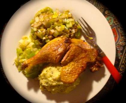 Cuisse de canard, écrasé de pomme-de-terre à la crème ail-échalote, duo de légumes sucrés