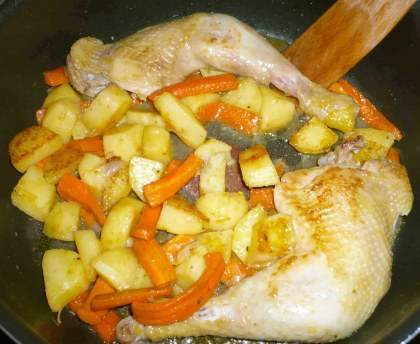 Cuisses de poulet aux carottes, pommes de terre, cumin (sauteuse)