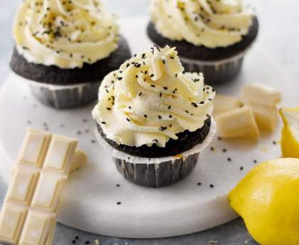 Cupcake noir au charbon et crème au citron