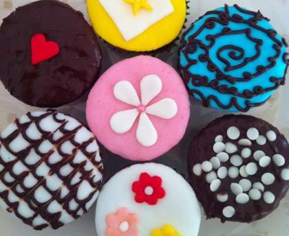 Cupcakes chocolat et glaçage coloré