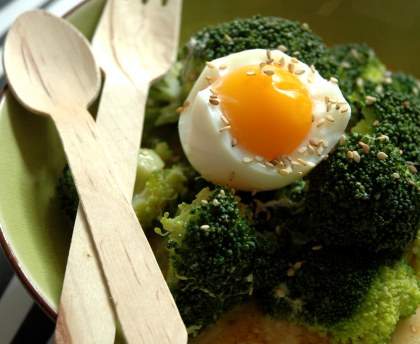 Curry d'oeufs et de brocoli avec riz