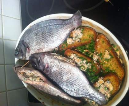 Daurade farcie aux champignons sur lit de pommes de terre