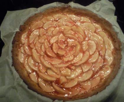 Délicieuse tarte aux pommes sauce fraise crème fraîche