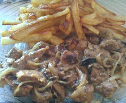 Dés de foie de veau aux oignons et au vin blanc