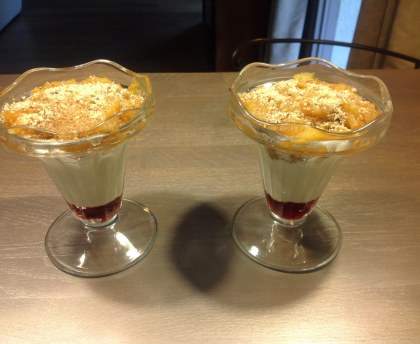 Dessert aux pommes et fromage blanc (en coupe)