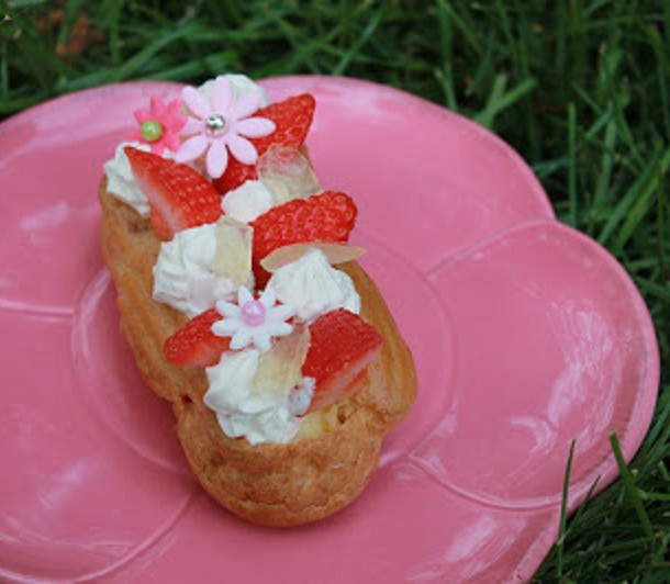 Eclair aux fraises et à la rhubarbe