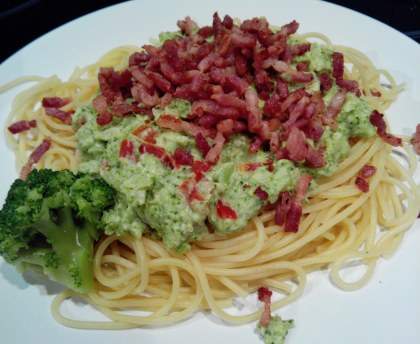 Ecrasé de brocolis à la crème, poivrons et lardons grillés