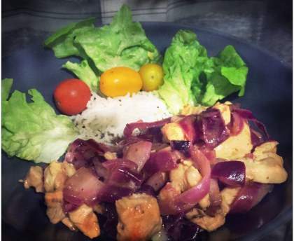 Emincé de poulet au citron vert et oignon rouge