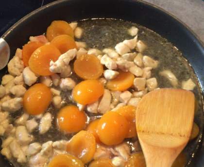 Emincé de poulet au miel et aux pêches