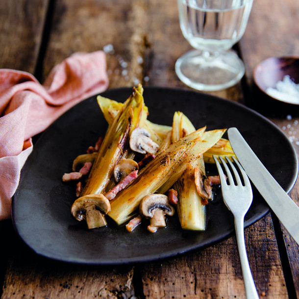 Endives braisées aux oignons, au lard fumé et aux champignons